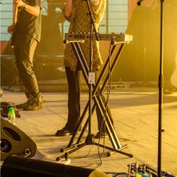 Стойка клавишная MOSTAND QR-320 BK