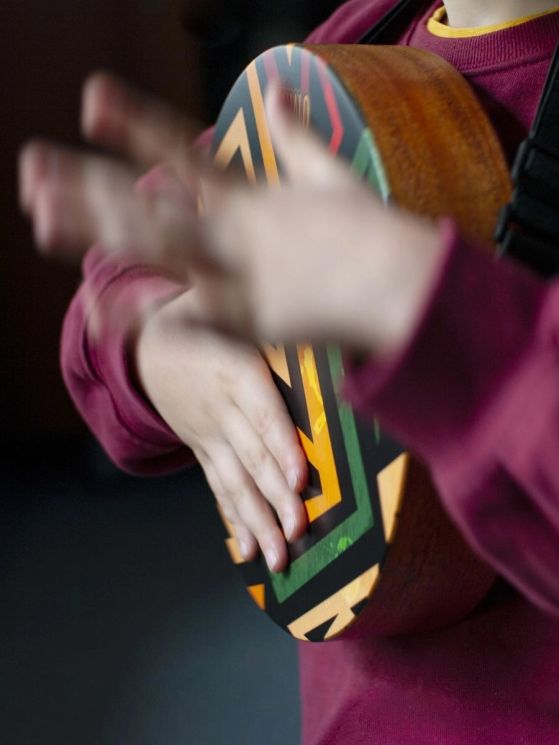 Mahalo MPJ1GM Тревел кахон с подструнником, дизайн Geometric